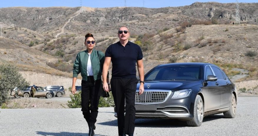 Ильхам Алиев, Мехрибан Алиева и Арзу Алиева находятся в Ходжалы