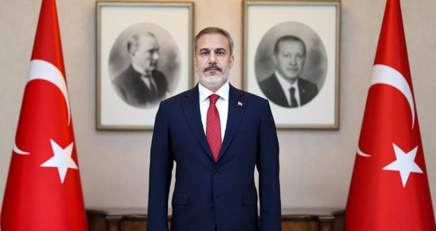 Глава МИД Турции поздравил Азербайджан с Днем независимости
