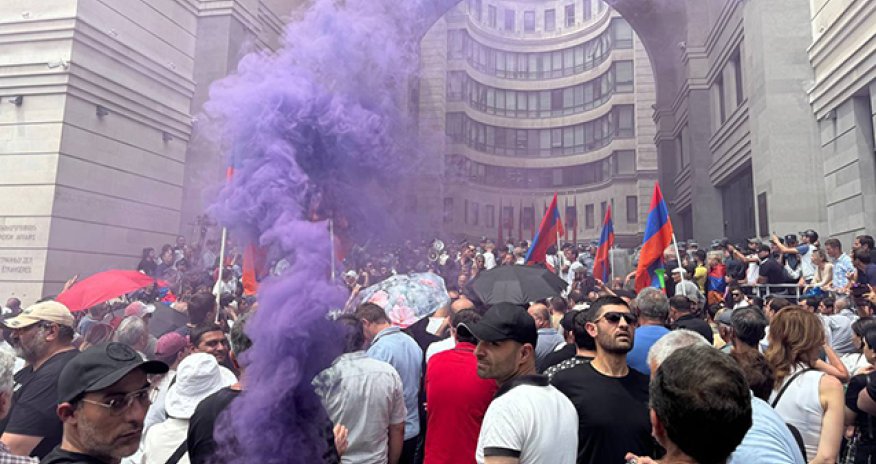 İrəvanda XİN binası qarşısındakı aksiya başa çatıb - Video - Yenilənib