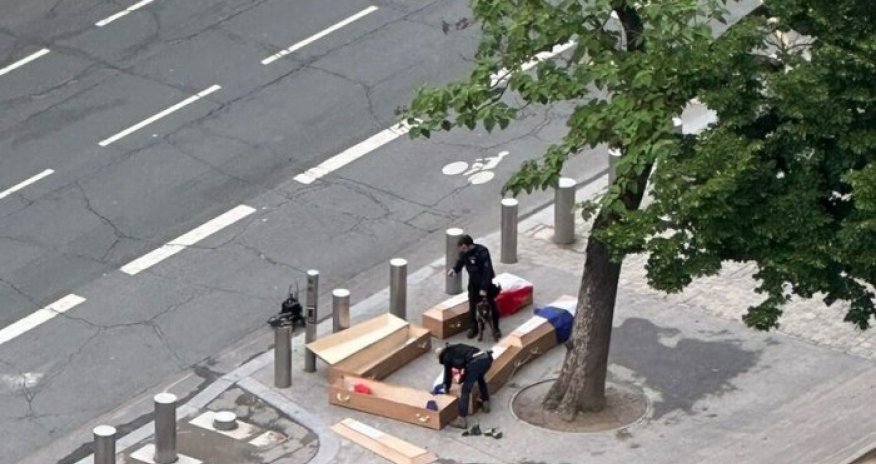 Eyfel qülləsi yaxınlığına Fransa bayraqlı 5 boş tabut qoyuldu