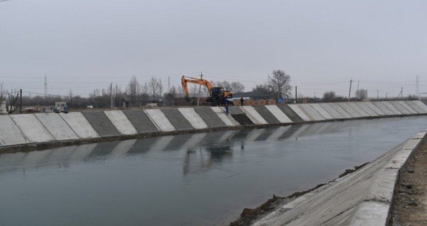 Yevlaxda Qarabağ kanalının bəndi uçub, ətraf əraziləri su basıb