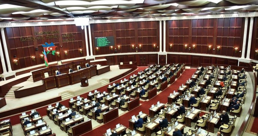 Началось первое пленарное заседание внеочередной сессии Милли Меджлиса