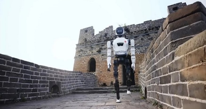 Tarixdə ilk dəfə olaraq insanabənzər robot Çin Səddinə çıxıb