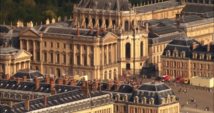 Versal sarayında yanğın olub, turistlər təxliyə edilib