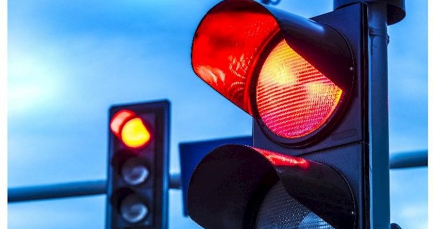 Svetoforun qırmızı işığında keçən və “protiv” sürən sürücülərin cəriməsi artırılır