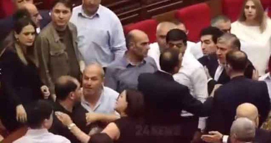 Ermənistan parlamentində deputatlar arasında dava - Video