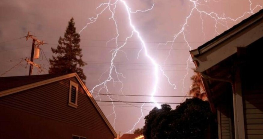 Balakəndə evə ildırım düşüb