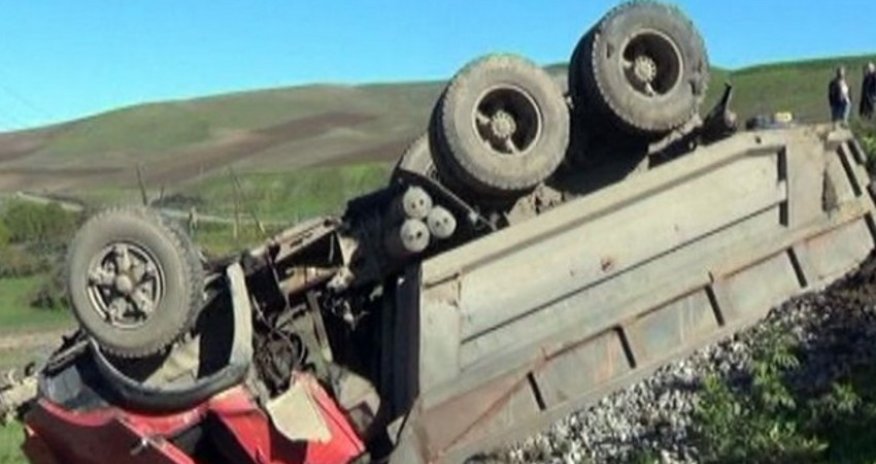 В Гарадагском районе Баку столкнулись грузовики, пострадал один человек