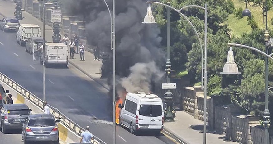 В Баку перед отелем загорелся микроавтобус