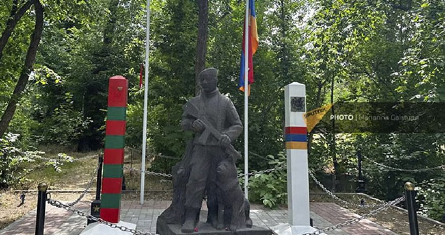 İrəvanın Qələbə parkında Rusiyanın bayrağını cırıb, gerbini sındırıblar