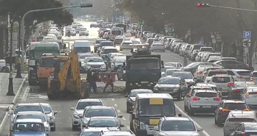 Bu küçələrdə nəqliyyatın hərəkəti məhdudlaşdırılır