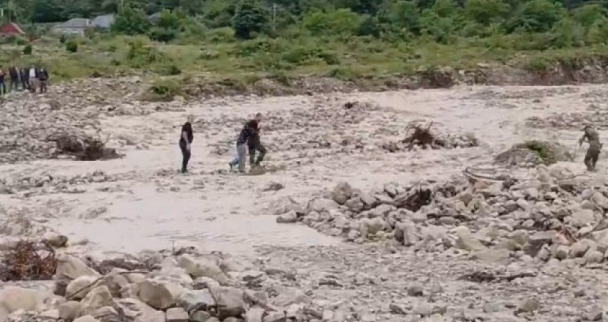 Selə görə avtomobildə təhlükəli vəziyyətdə qalan 3 nəfər xilas edilib - Video