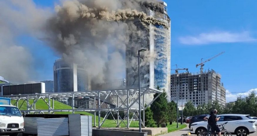 В столице Казахстана горит высотное здание, граждан эвакуируют