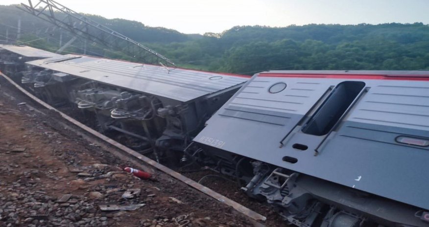 Rusiyada sərnişin qatarı relsdən çıxaraq aşıb