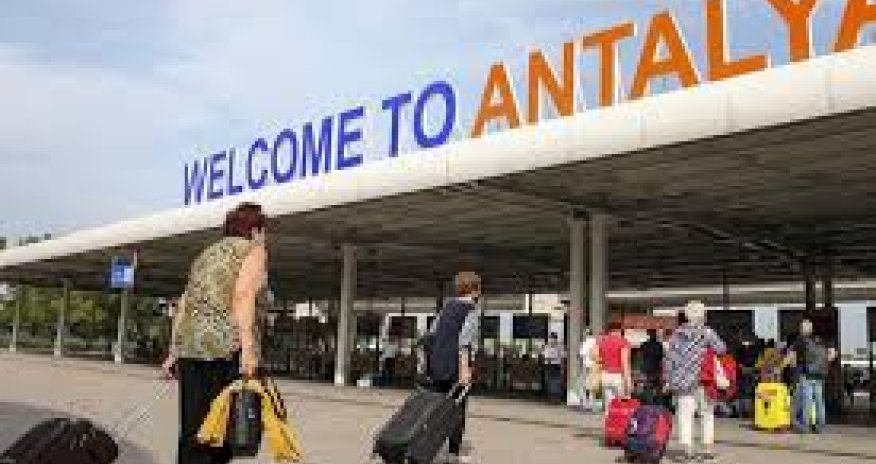 Türkiyənin Antalya hava limanında beynəlxalq reyslər kütləvi təxirə salınıb