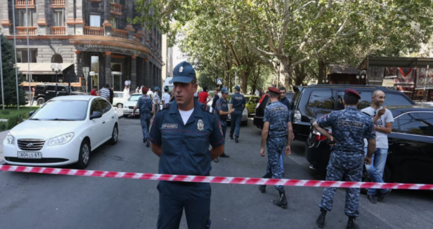 Paşinyanın partiyasının ofisi yaxınlığında atışma baş verib, yaralanan var