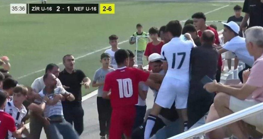 Azərbaycanda canlı yayımda məşqçi döyüldü - Video