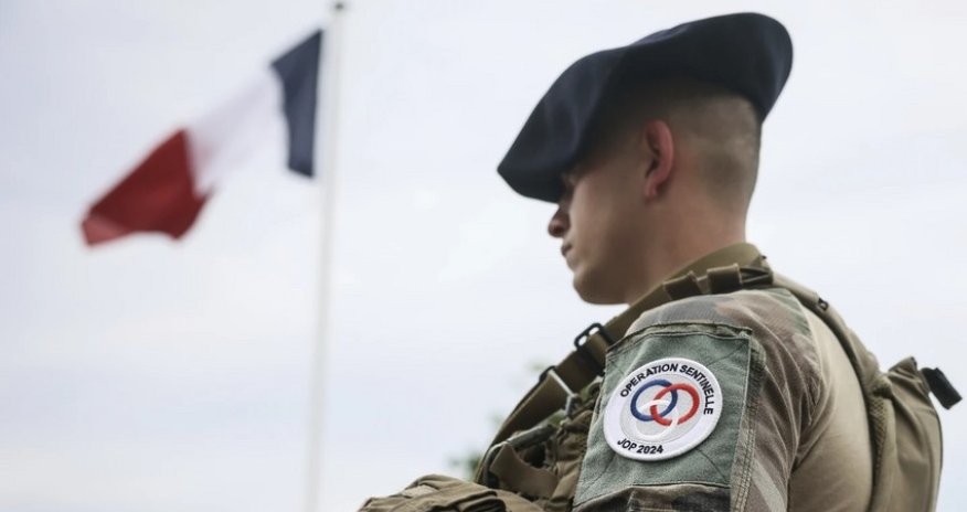 В Париже вооруженный ножом человек напал на военного