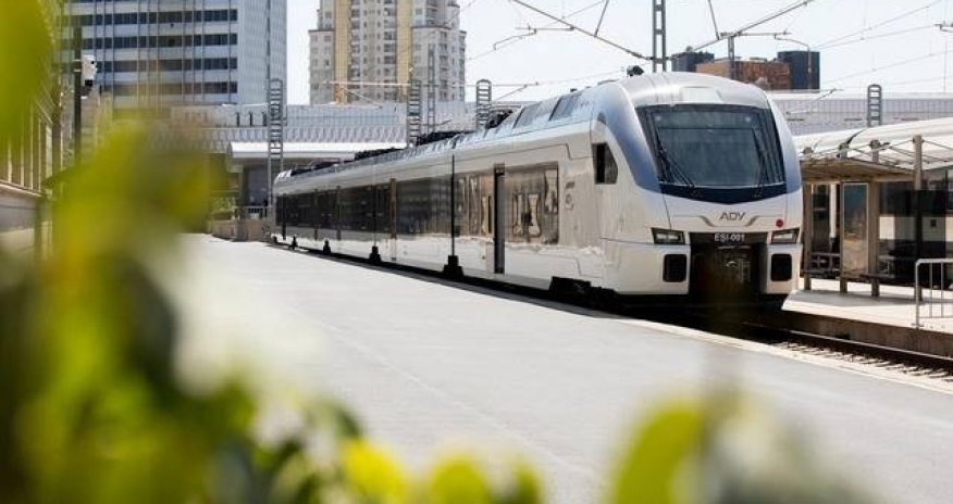 Bakıya yeni elektrik qatarı gətirilib