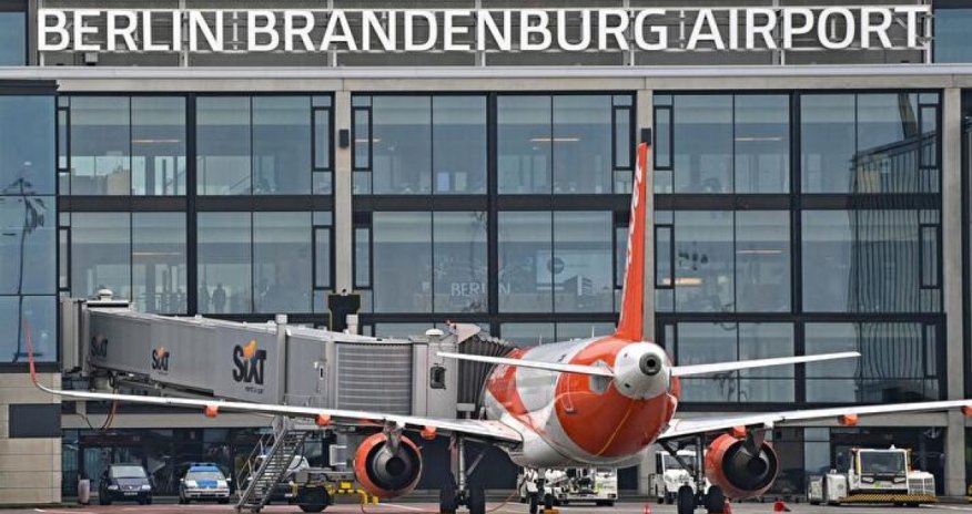 Berlin hava limanında uçuşlar dayandırılıb