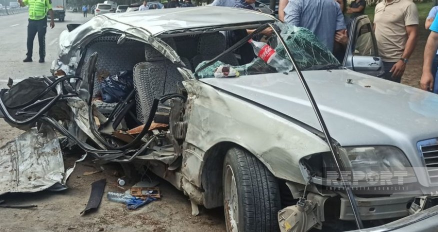 На дороге Баку-Сумгайыт автомобиль врезался в дерево