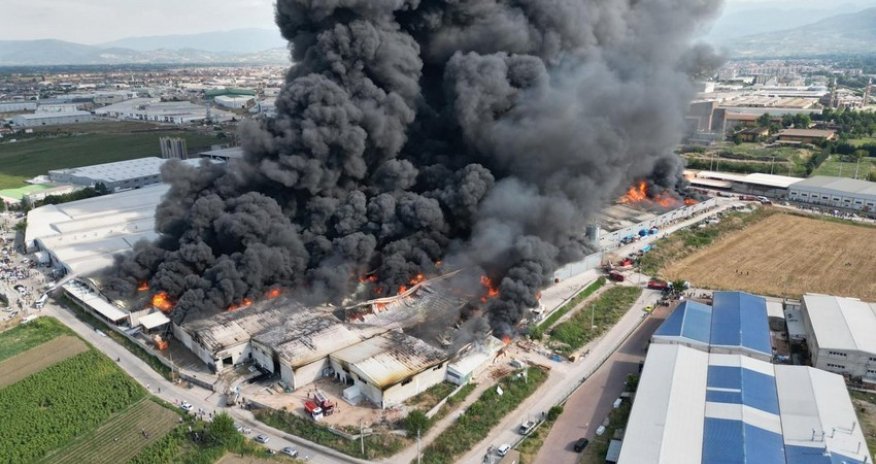 Two factories on fire in Türkiye