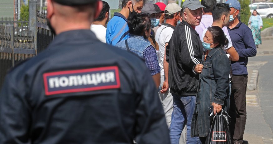 Rusiyada 1000-ə yaxın miqrant saxlanılıb
