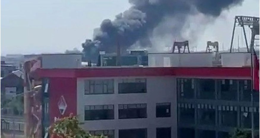 İstanbulda gəmi emalatxanası yanır