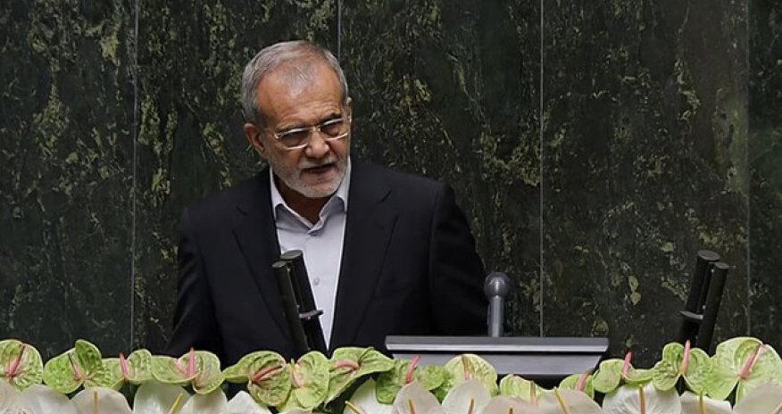 İranın yeni seçilən Prezidenti and içib - Video