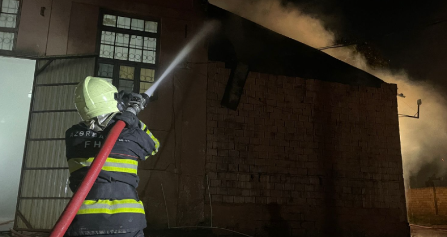 Bakıda taxta sexi yanıb - Video - Yenilənib