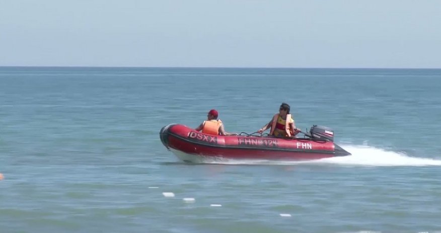 Сотрудники МЧС спасли мужчину, которого унесло на катере в открытое море