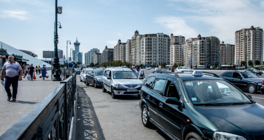 В Азербайджане отстранены от перевозок 65 автомобилей такси