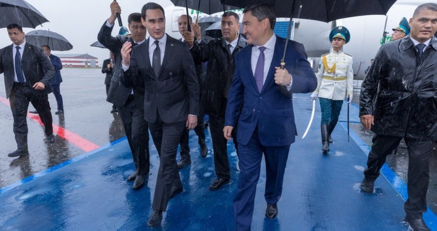 Президент Туркменистана прибыл в Астану