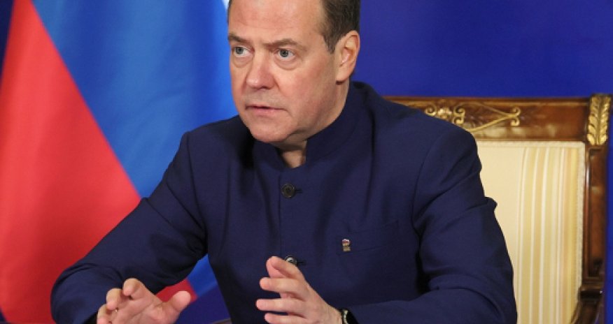 Медведев проснулся и угрожает