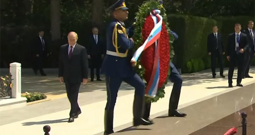 Putin Fəxri Xiyabanı və Şəhidlər Xiyabanını ziyarət edib - Video