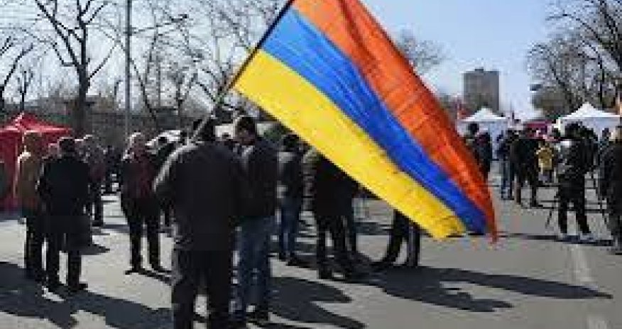 İrəvanda yerləşən Belarus səfirliyi yumurta və pomidor hücumuna məruz qalıb