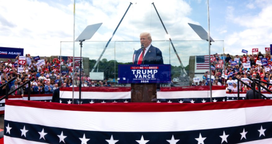 Tramp  gülləkeçirməz şüşə arxasında çıxış edib