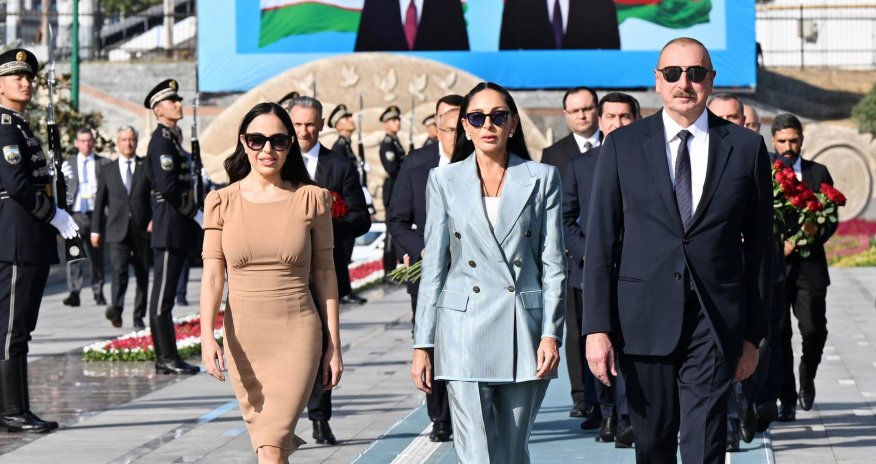 Prezident xanımı və qızı ilə Daşkənddə Heydər Əliyevin barelyefi önünə gül dəstələri qoyub - Yenilənib