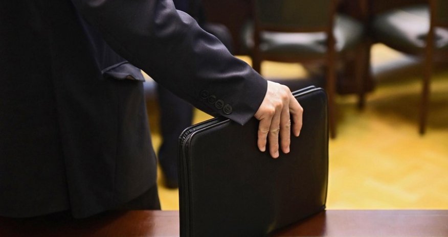 EU considers tightening reins on Russian diplomats' travel