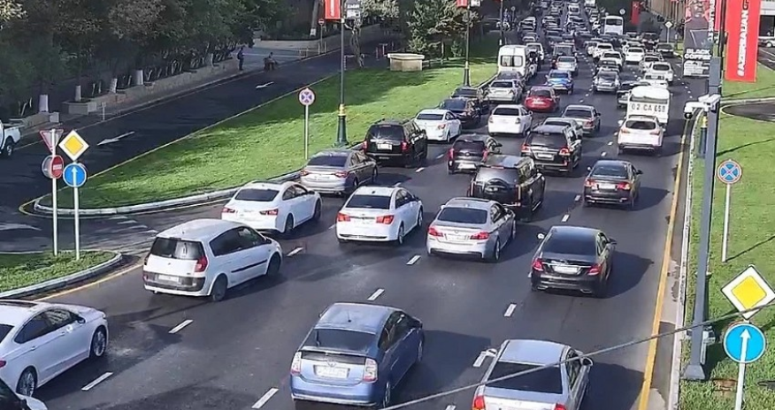 На нескольких улицах Баку затруднено движение транспорта
