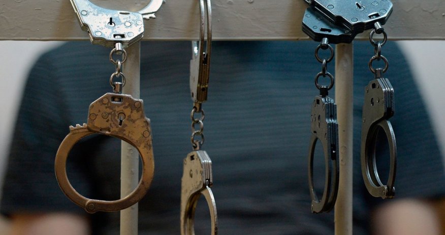 Mənzilə silahlı basqın edərək polisə müqavimət göstərən şəxs saxlanılıb