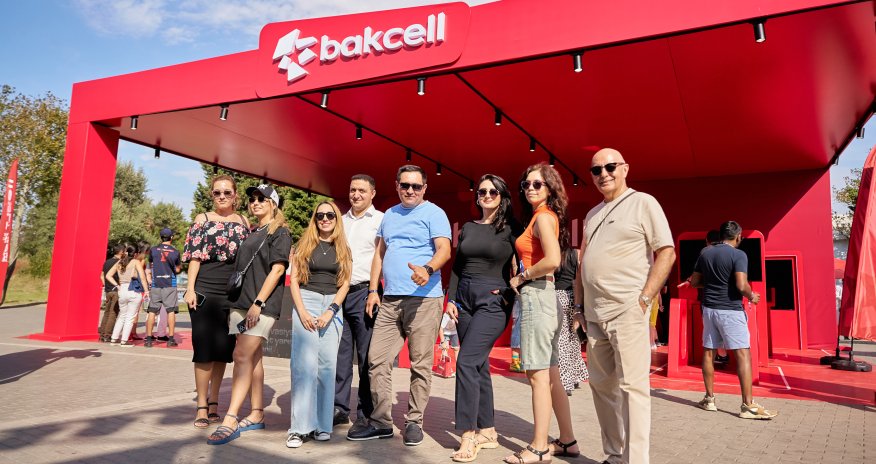 Представители СМИ посетили стенд “Formula 1” компании “Bakcell” - Фотографии