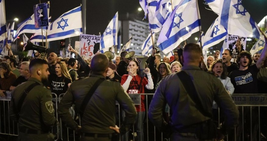 Protests in Israel over defense minister's resignation rumors