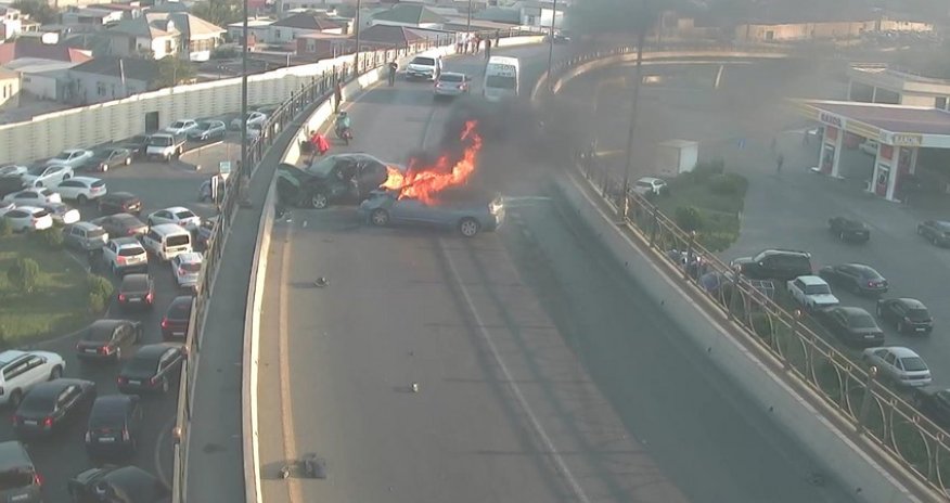 В Баку на мосту горят два автомобиля