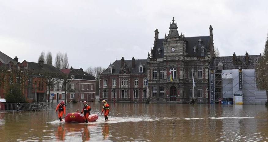 Мощные дожди затопили часть Лазурного Берега Франции