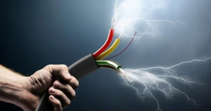 Şəmkirdə üç nəfəri elektrik cərəyanı vuraraq öldürüb