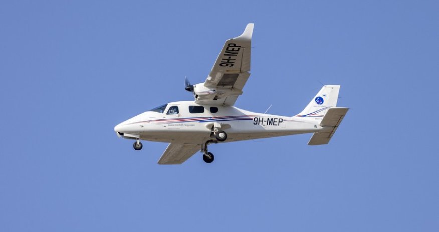 В Тамбовской области легкомоторный самолет совершил жесткую посадку