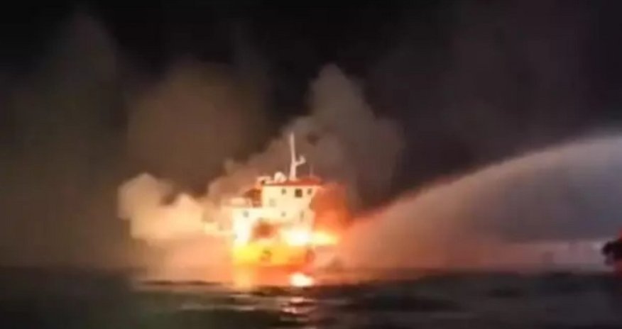 В Стамбуле на корабле произошел пожар