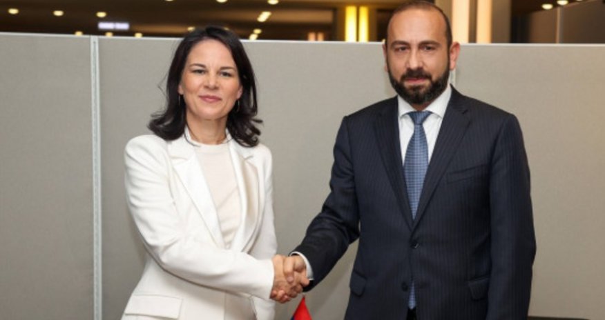 Mirzoyan alman həmkarı ilə görüşüb