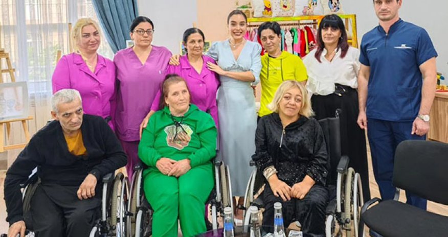 Leyla Əliyeva psixonevroloji mərkəzin sakinləri ilə görüşüb